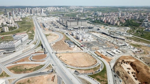Foto - Cumhurbaşkanı Erdoğan’ın açıklaması sonrası talimat verildi! Başakşehir Şehir Hastanesi çam ve sakura ile donatıldı