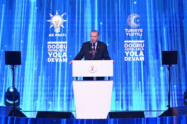 Foto - Cumhurbaşkanı Erdoğan'ın dikkatini çeken pankart! Salonda alkış tufanı koptu