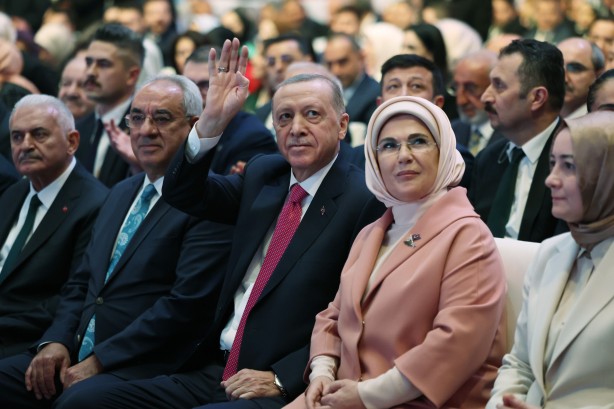 Foto - Cumhurbaşkanı Erdoğan'ın dikkatini çeken pankart! Salonda alkış tufanı koptu
