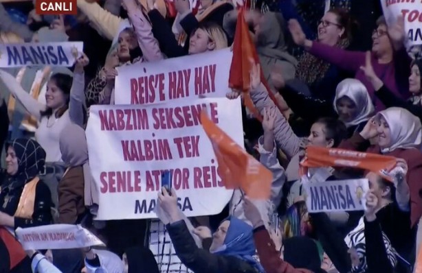 Foto - Cumhurbaşkanı Erdoğan'ın dikkatini çeken pankart! Salonda alkış tufanı koptu