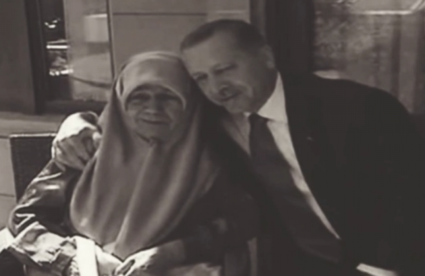 Foto - Cumhurbaşkanı Erdoğan’ın duygusal anları! Doğum günü için hazırlanan klipte bu gösterilince kendisini zor tuttu