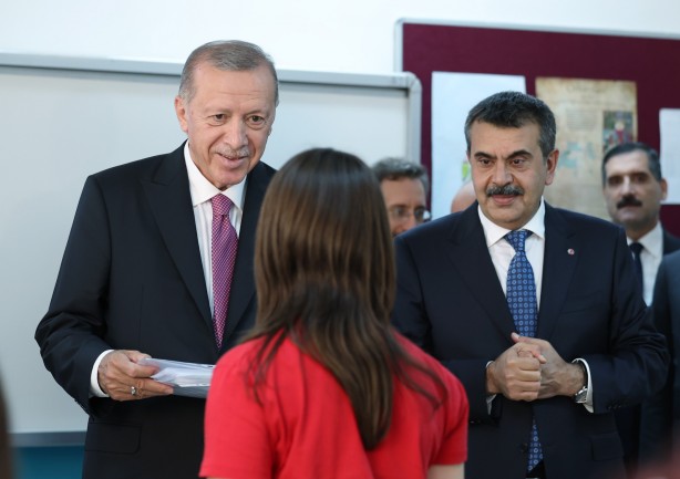 Foto - Cumhurbaşkanı Erdoğan'ın Haydarpaşa Lisesi'nde katıldığı karne dağıtım töreninden kareler