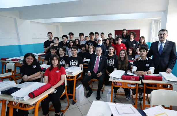 Foto - Cumhurbaşkanı Erdoğan'ın Haydarpaşa Lisesi'nde katıldığı karne dağıtım töreninden kareler