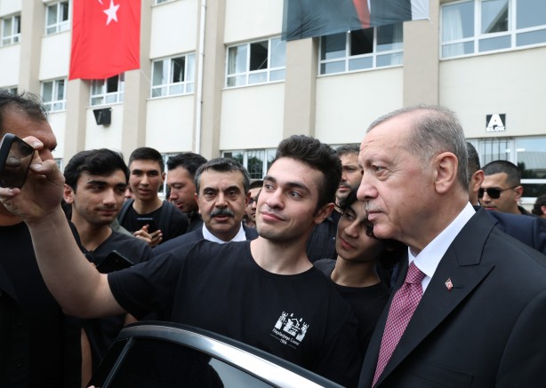 Foto - Cumhurbaşkanı Erdoğan'ın Haydarpaşa Lisesi'nde katıldığı karne dağıtım töreninden kareler