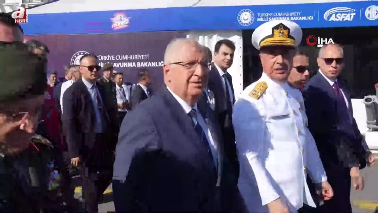 Foto - Cumhurbaşkanı Erdoğan’ın katıldığı törendeki görüntü gündem olmuştu! Cüneyt Özdemir’den olay yorum