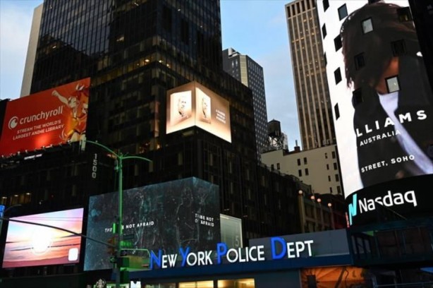 Foto - Cumhurbaşkanı Erdoğan’ın kitabı New York’ta led ekranlara yansıtıldı