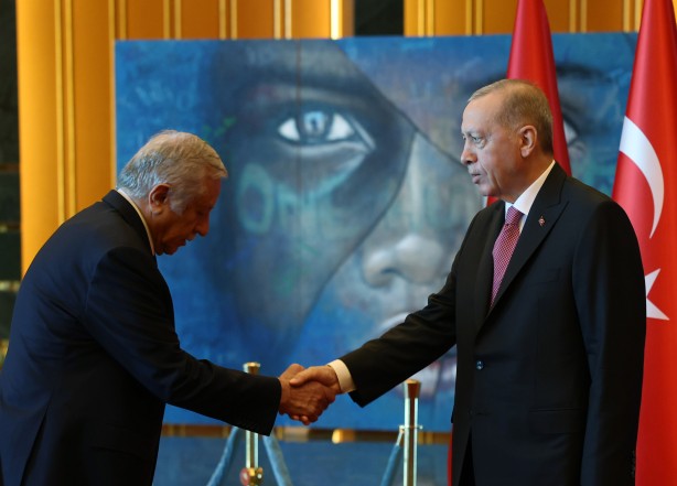 Foto - Cumhurbaşkanı Erdoğan'ın tebrikleri kabul ettiği salonda dikkat çeken detay!