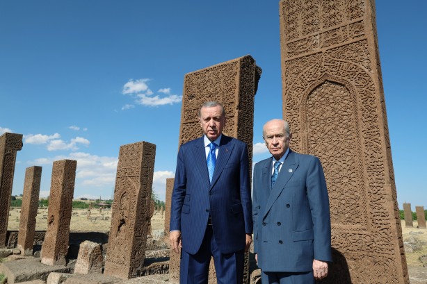 Foto - Cumhurbaşkanı Recep Tayyip Erdoğan, Ahlat'ta Selçuklu mezarlığını ziyaret etti