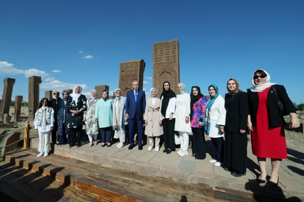 Foto - Cumhurbaşkanı Recep Tayyip Erdoğan, Ahlat'ta Selçuklu mezarlığını ziyaret etti