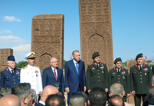 Foto - Cumhurbaşkanı Recep Tayyip Erdoğan, Ahlat'ta Selçuklu mezarlığını ziyaret etti