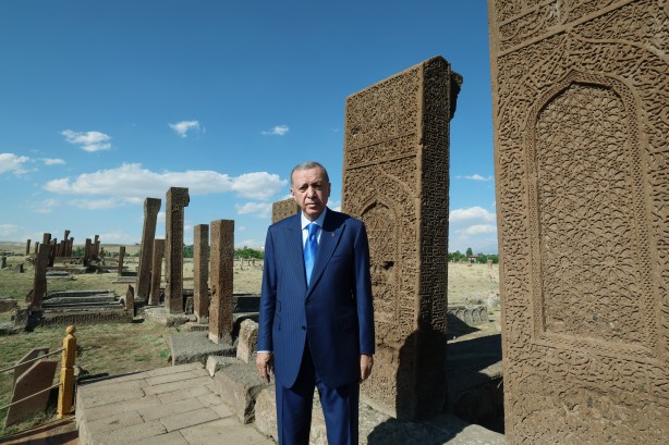 Cumhurbaşkanı Recep Tayyip Erdoğan, Ahlat'ta Selçuklu mezarlığını ziyaret etti