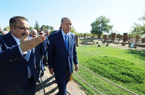 Foto - Cumhurbaşkanı Recep Tayyip Erdoğan, Ahlat'ta Selçuklu mezarlığını ziyaret etti