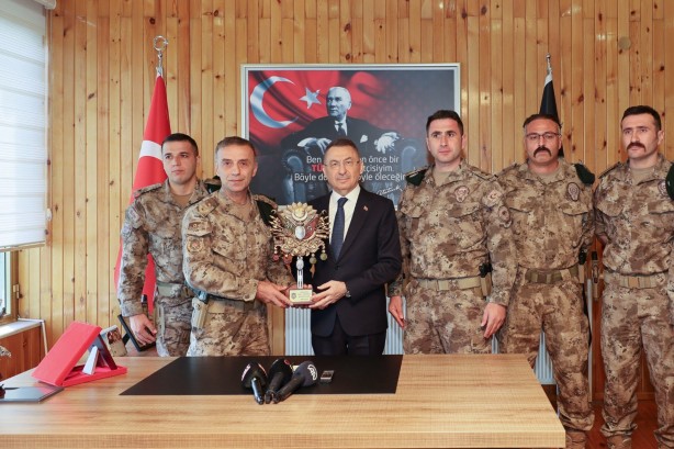 Foto - Cumhurbaşkanı Yardımcısı Oktay, özel harekat polisleriyle bayramlaştı