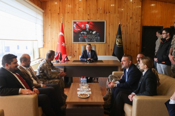 Foto - Cumhurbaşkanı Yardımcısı Oktay, özel harekat polisleriyle bayramlaştı