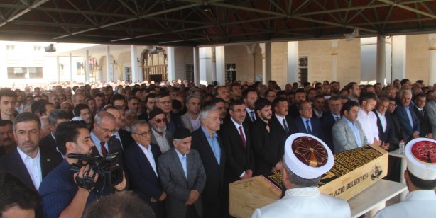 Foto - Cumhurbaşkanı Yardımcısı Yılmaz, AK Parti eski milletvekilinin cenazesine katıldı