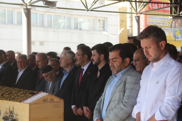 Foto - Cumhurbaşkanı Yardımcısı Yılmaz, AK Parti eski milletvekilinin cenazesine katıldı