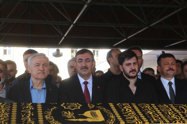 Foto - Cumhurbaşkanı Yardımcısı Yılmaz, AK Parti eski milletvekilinin cenazesine katıldı
