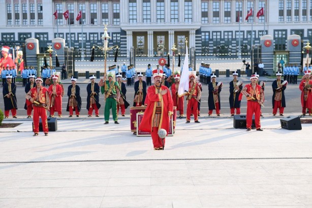 Foto - Cumhurbaşkanlığı Tüfekli Gösteri Bölüğü ve Mehteran Birliği'nden görkemli gösteri!