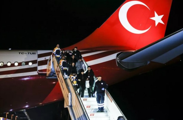 Foto - Cumhurbaşkanlığı uçağı depremzedeler için görevde!