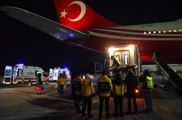 Foto - Cumhurbaşkanlığı uçağı depremzedeler için görevde!