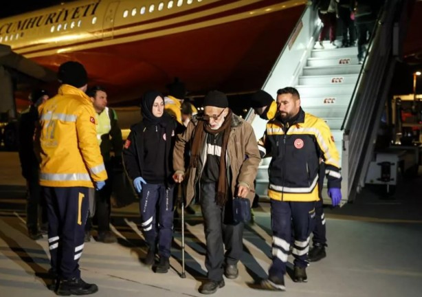 Foto - Cumhurbaşkanlığı uçağı depremzedeler için görevde!