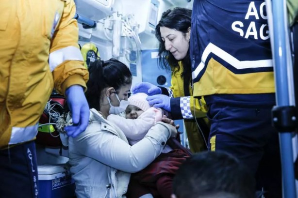 Foto - Cumhurbaşkanlığı uçağı depremzedeler için görevde!