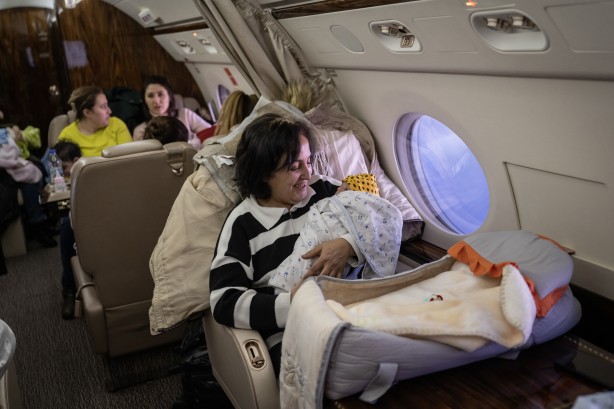 Foto - Cumhurbaşkanlığına ait uçakla 15 bebek Ankara'ya götürüldü