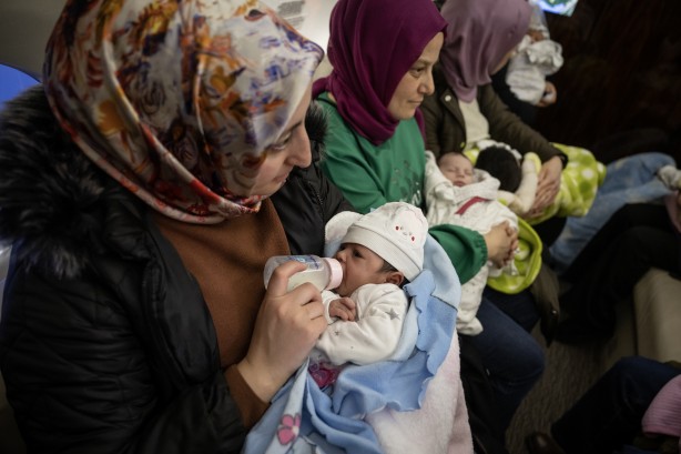 Foto - Cumhurbaşkanlığına ait uçakla 15 bebek Ankara'ya götürüldü