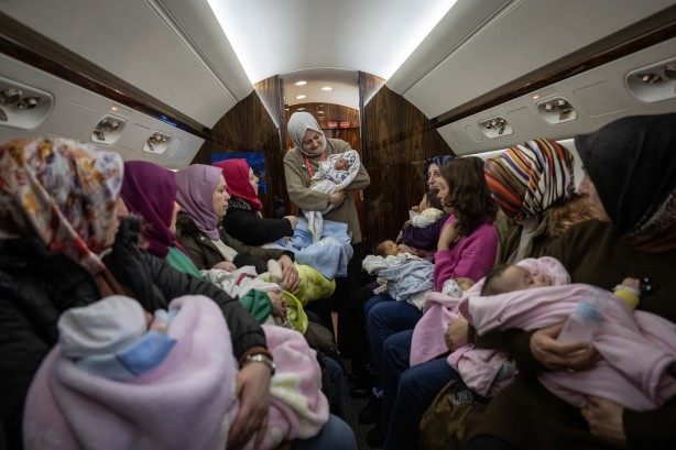 Foto - Cumhurbaşkanlığına ait uçakla 15 bebek Ankara'ya götürüldü