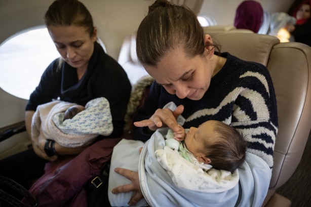Foto - Cumhurbaşkanlığına ait uçakla 15 bebek Ankara'ya götürüldü