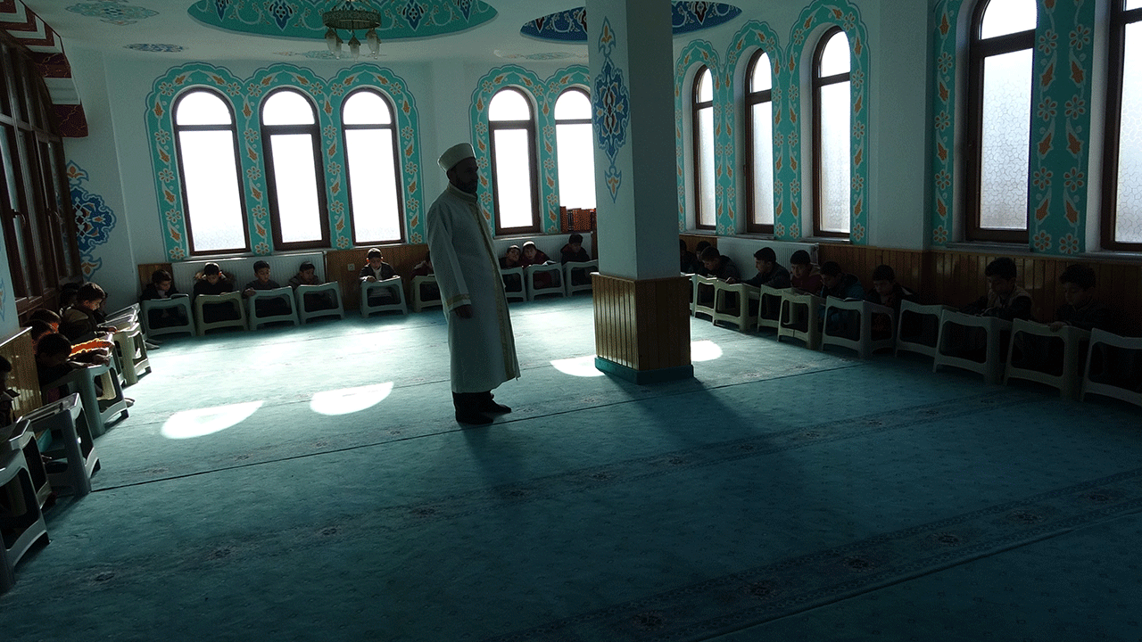 Foto - Cumhuriyet gazetesi şimdi kesin tedirgin olmuştur! Eyvah eyvah çocuklar camide kitap okuyor