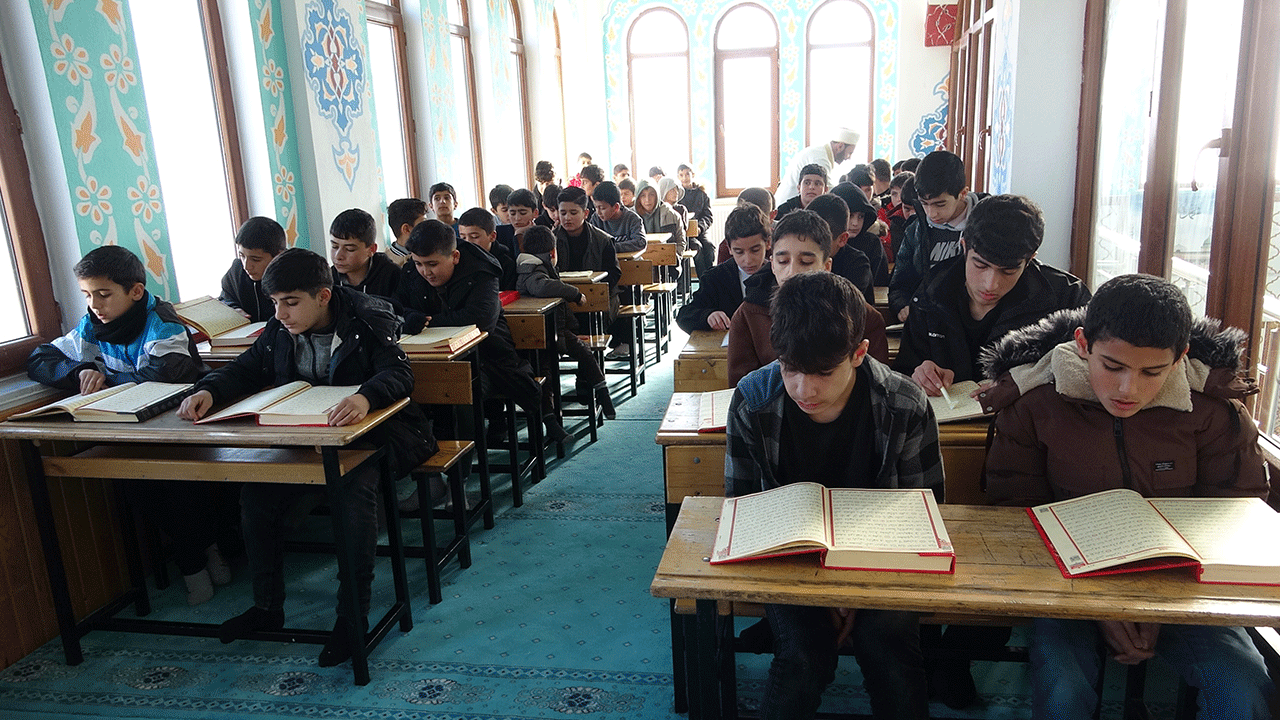 Foto - Cumhuriyet gazetesi şimdi kesin tedirgin olmuştur! Eyvah eyvah çocuklar camide kitap okuyor