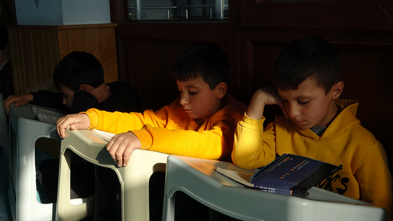 Foto - Cumhuriyet gazetesi şimdi kesin tedirgin olmuştur! Eyvah eyvah çocuklar camide kitap okuyor