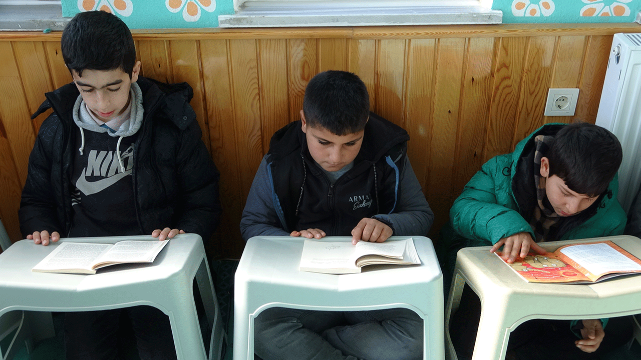 Foto - Cumhuriyet gazetesi şimdi kesin tedirgin olmuştur! Eyvah eyvah çocuklar camide kitap okuyor