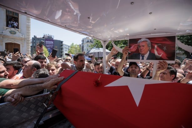Cüneyt Arkın son yolculuğuna uğurlandı
