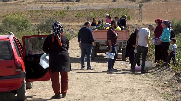 Foto - Çuvalını kapan tarlaya koştu! Belediyeden anons yaptırdı her şeyi bedavadan dağıttı