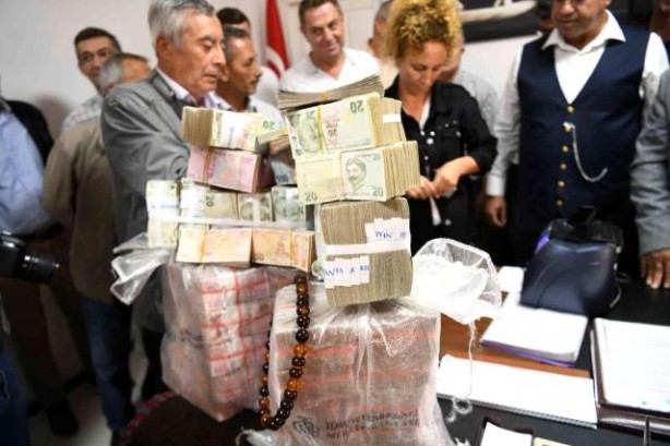 Çuvallar dolusu parayı katır sırtında getirip belediye başkanına teslim etti