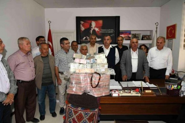 Foto - Çuvallar dolusu parayı katır sırtında getirip belediye başkanına teslim etti