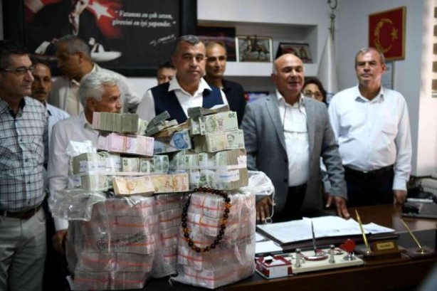 Foto - Çuvallar dolusu parayı katır sırtında getirip belediye başkanına teslim etti