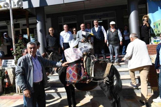 Foto - Çuvallar dolusu parayı katır sırtında getirip belediye başkanına teslim etti