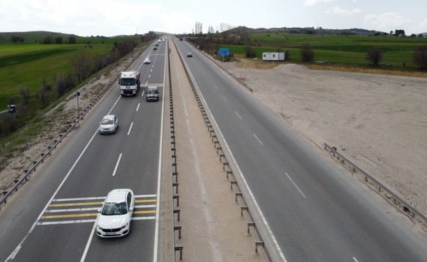 Foto - D-100 kara yolunda tam kapanma öncesi akıcı yoğunluk