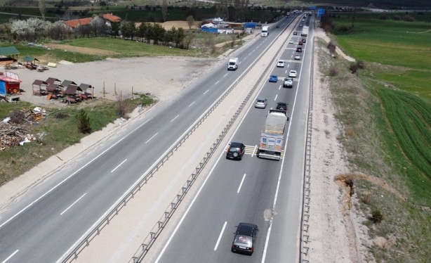 D-100 kara yolunda tam kapanma öncesi akıcı yoğunluk