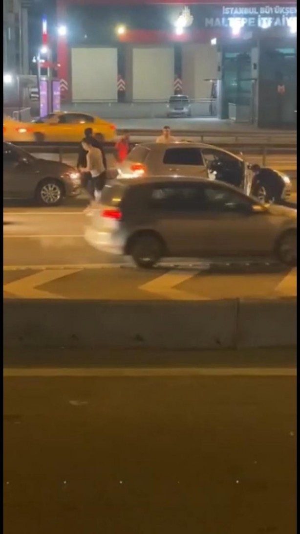 Foto - D-100 karayolu ringe döndü! Akan trafikte tekme tokat birbirlerine girdiler