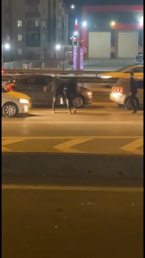 D-100 karayolu ringe döndü! Akan trafikte tekme tokat birbirlerine girdiler