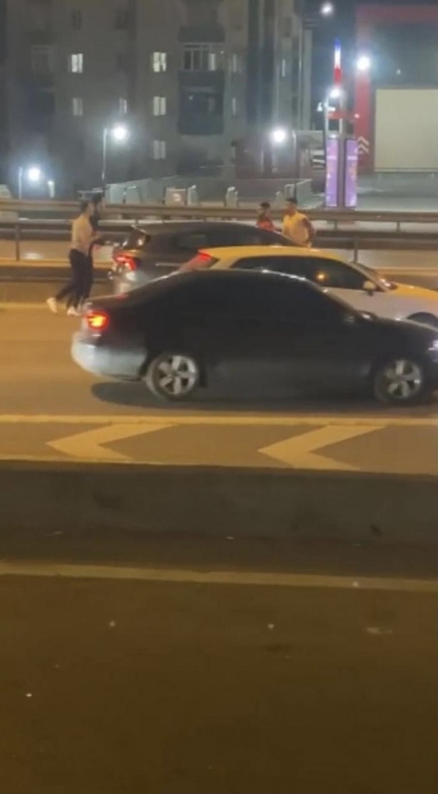 Foto - D-100 karayolu ringe döndü! Akan trafikte tekme tokat birbirlerine girdiler