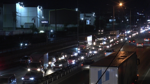 Foto - D-100'de feci kaza! Kilometrelerce kuyruk oluştu