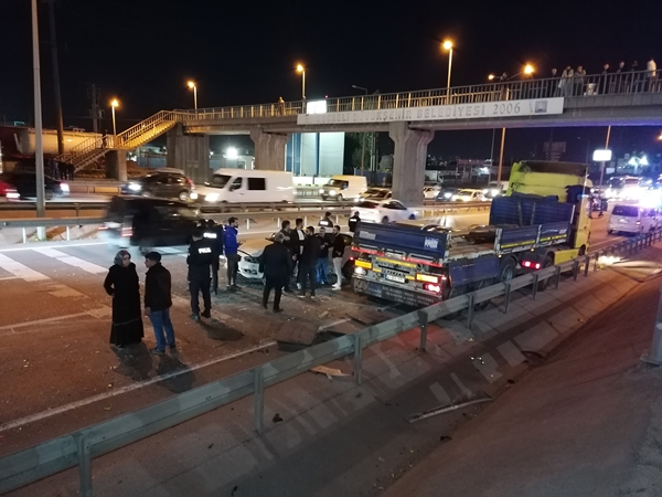 Foto - D-100'de feci kaza! Kilometrelerce kuyruk oluştu