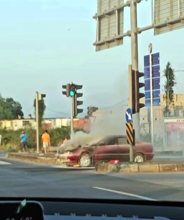 D-100'de otomobil alev aldı