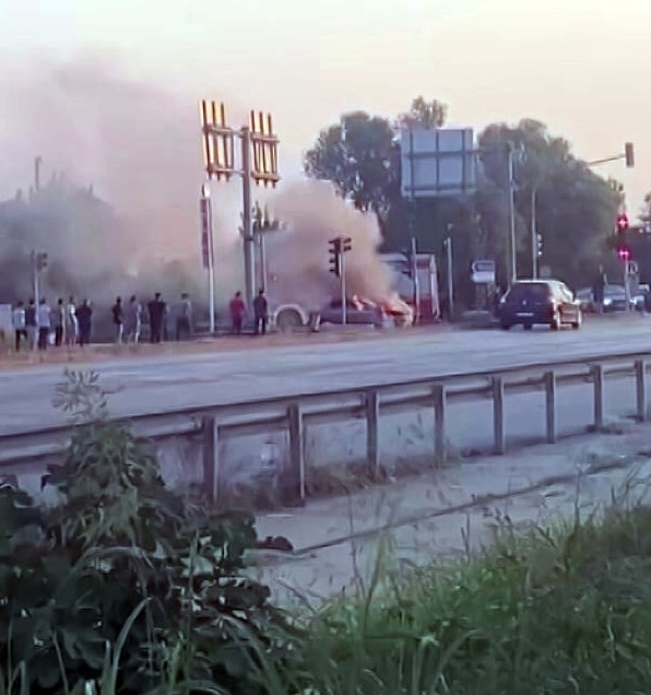 Foto - D-100'de otomobil alev aldı