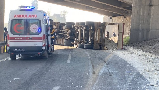 Foto - D-100'de tır devrildi, yol kapandı: 1 yaralı